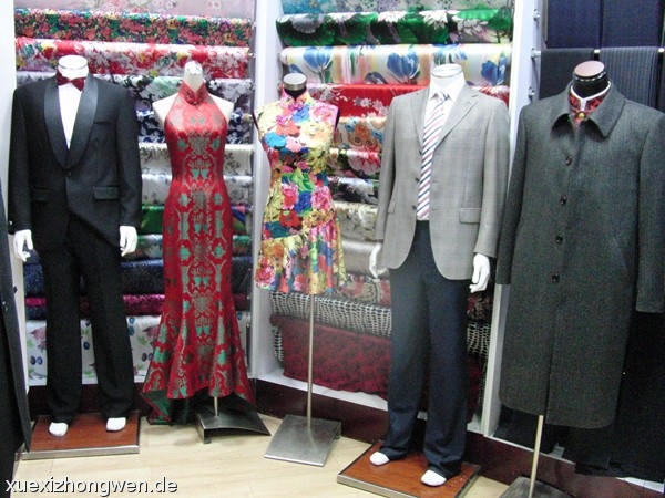 Maßgeschneiderte Anzüge und Kleider im Silk Market Peking