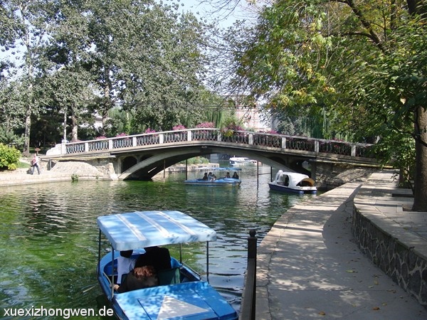 Brücke über dem Ring-See im Tuanjiehu Park