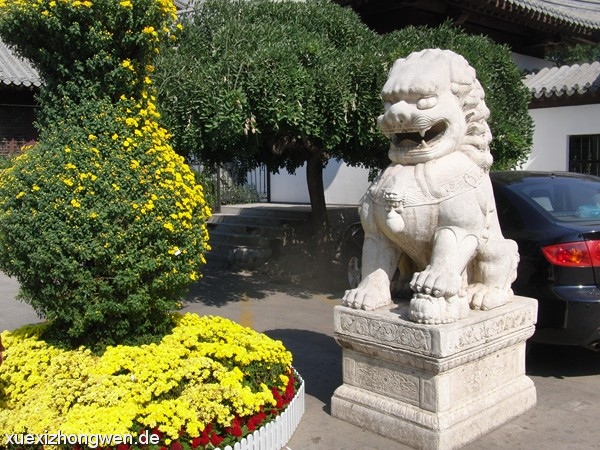 Löwe am Eingang des Tuanjiehu Parks