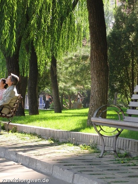 Uferweg im Tuanjiehu-Park in Peking (Marcus 2011)